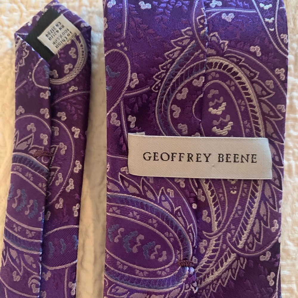 👀Awesome Like New Men’s 100% Silk Purple Paisley Necktie by Geoffrey Beene